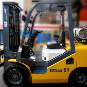 Montacargas dual (Gas LP / Gasolina) FG-25 XT 4.7 m Seminuevo 2500 kg